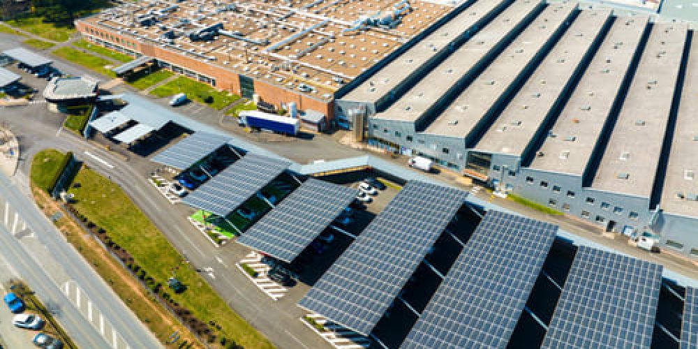 aerial-view-solar-panels-installed-as-shade-roof-parking-lot-with-parked-cars-effective-generation-clean-electricity-photovoltaic-technology-integrated-urban-infrastructure