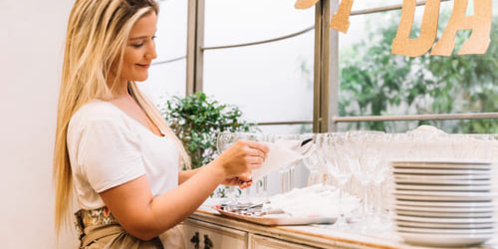 girl-tidying-cutlery