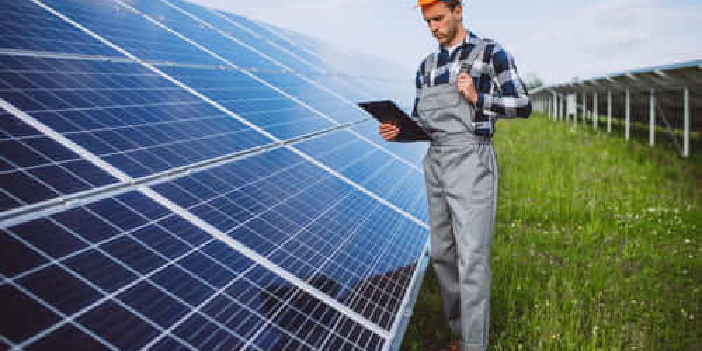 man-worker-firld-by-solar-panels (1)